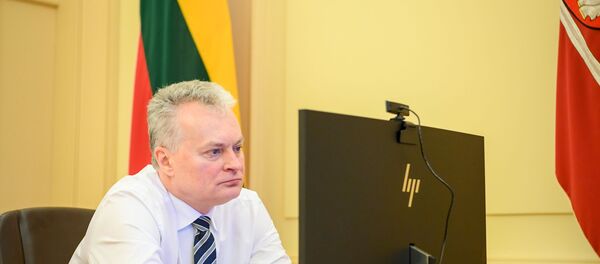Президент Литвы Гитанас Науседа беседует по видеосвязи с премьером Саулюсом Сквернялисом, 20 марта 2020 - Sputnik Литва