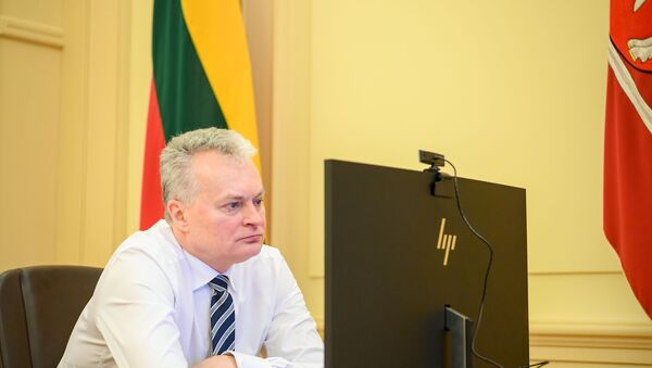Президент Литвы Гитанас Науседа беседует по видеосвязи с премьером Саулюсом Сквернялисом, 20 марта 2020 - Sputnik Литва