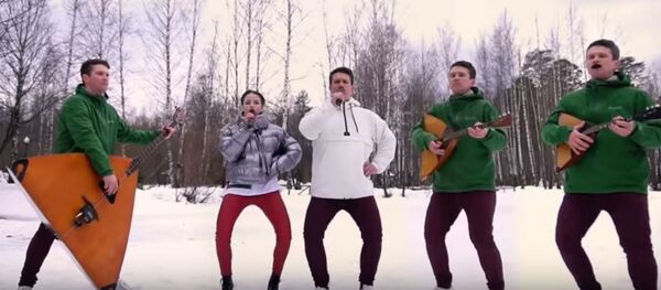 Rusų balalaikininkas įrašė antivirusinį koverį Little Big hitui Rusų balalaikininkas įrašė antivirusinį koverį Little Big hitui - Sputnik Lietuva