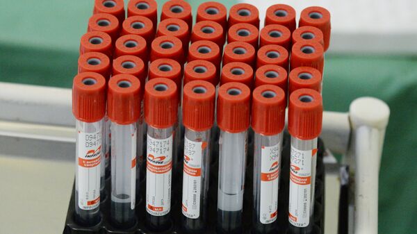 Пробирки с образцами со слизистых пациентов для тестирования на коронавирус - Sputnik Литва