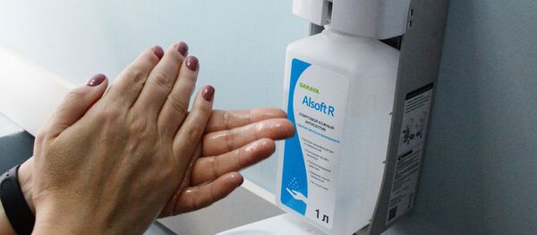 Пациент поликлиники №1 Владивостока дезинфицирует руки антисептиком перед тем как посетить кабинет врача Пациент поликлиники №1 Владивостока дезинфицирует руки антисептиком перед тем как посетить кабинет врача - Sputnik Lietuva