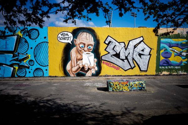 Граффити художника Эме Фритхинкера с Голлумом и рулоном туалетной бумаги в берлинском Парке Мауэр - Sputnik Lietuva