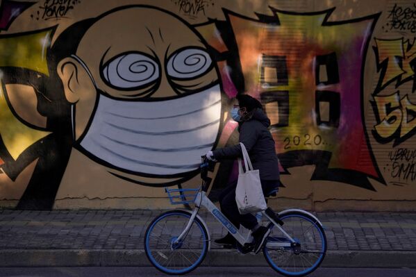 Женщина в защитной маске на фоне граффити в Шанхае - Sputnik Lietuva