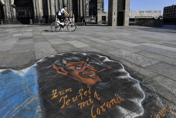 Граффити на площади перед Кельнским собором в Германии гласит К дьяволу с короной - Sputnik Lietuva