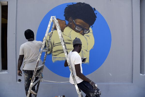 Сенегальские граффитисты RBS CREW разрисовывают стену Университетского центра искусств в Дакаре - Sputnik Lietuva
