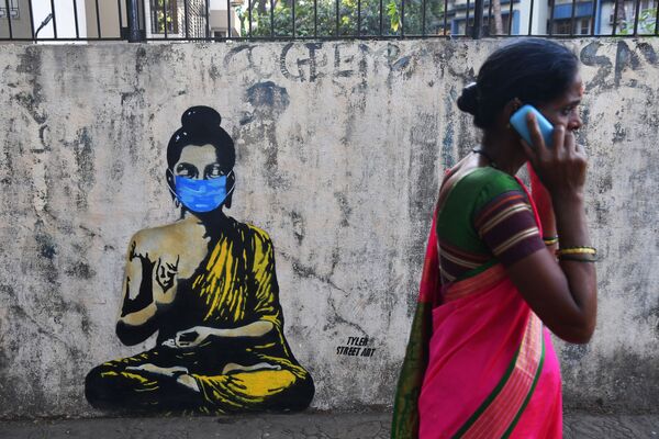 Будда в защитной маске на граффити в Мумбаи - Sputnik Lietuva
