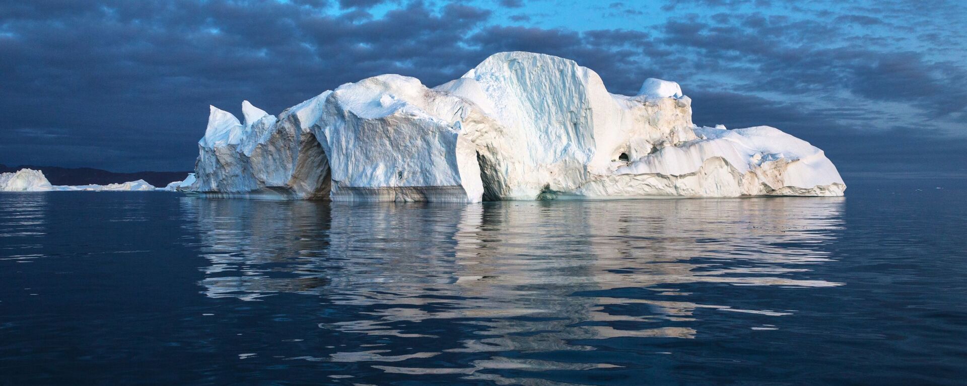 Айсберг в акватории острова Гренландия - Sputnik Lietuva, 1920, 17.01.2021