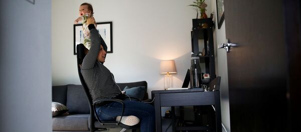 Член городского совета Сиэтла Тереза Москеда во время удаленной работы из дома в Сиэтле, США Член городского совета Сиэтла Тереза Москеда во время удаленной работы из дома в Сиэтле, США - Sputnik Lietuva