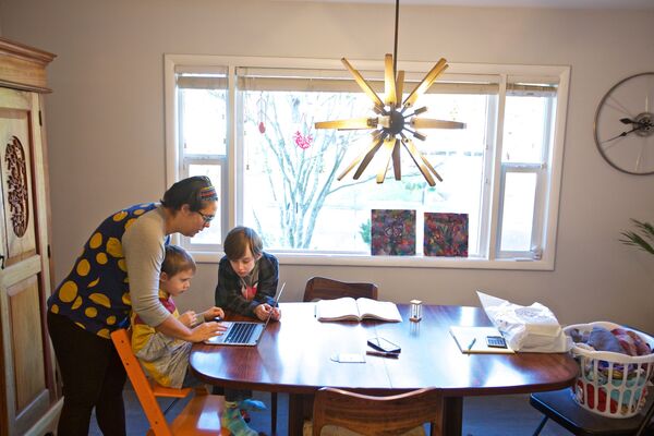 Оливия Бакс помогает своему сыну Киту делать уроки удаленно из дома в Бивертоне, штат Орегон - Sputnik Lietuva