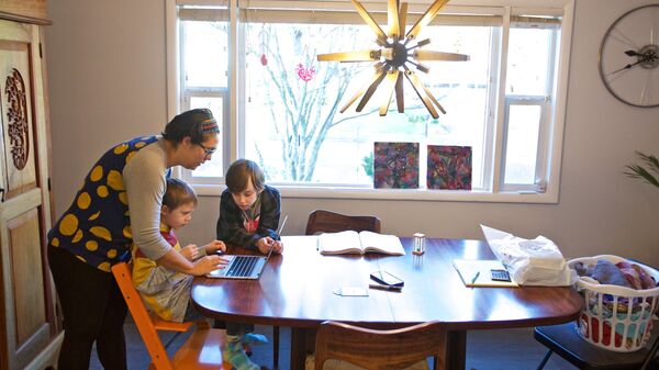 Оливия Бакс помогает своему сыну Киту делать уроки удаленно из дома в Бивертоне, штат Орегон - Sputnik Литва
