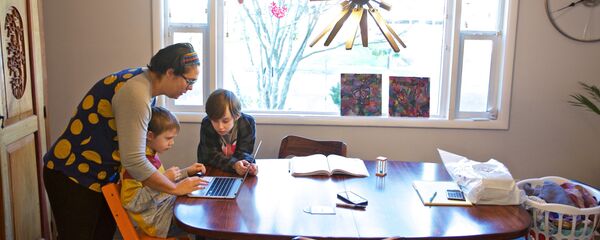 Vaikai mokosi nuotoliniu būdu koronaviruso pandemijos metu Vaikai mokosi nuotoliniu būdu koronaviruso pandemijos metu - Sputnik Lietuva