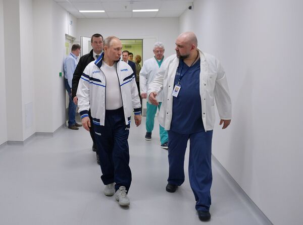 Putinas lankėsi ligoninėje, kur laikomi galimai koronavirusu užsikrėtę žmonės Putinas lankėsi ligoninėje, kur laikomi galimai koronavirusu užsikrėtę žmonės - Sputnik Lietuva