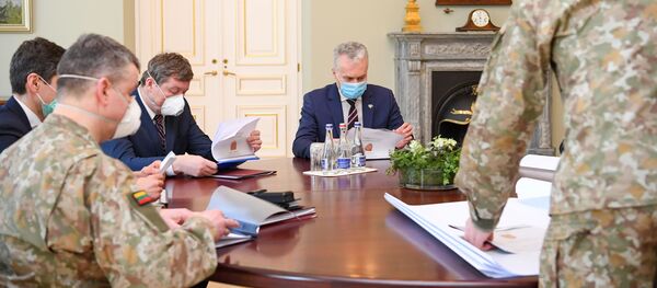 Встреча президента Литвы Гитанаса Науседы с министром национальной обороны Раймундасом Кароблисом и начальником обороны генерал-лейтенантом Вальдемарасом Рупшисом Встреча президента Литвы Гитанаса Науседы с министром национальной обороны Раймундасом Кароблисом и начальником обороны генерал-лейтенантом Вальдемарасом Рупшисом - Sputnik Литва