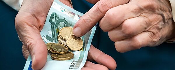 Мелочь в руках пожилого человека - Sputnik Литва