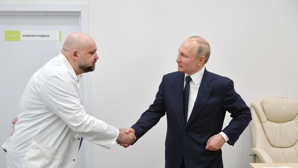 Президент РФ В. Путин посетил больницу в Коммунарке - Sputnik Lietuva