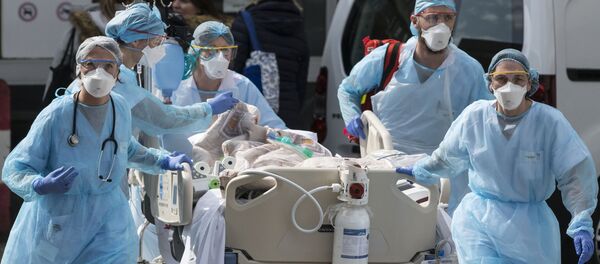 Gydytojai padeda pacientui su koronavirusu Gydytojai padeda pacientui su koronavirusu - Sputnik Lietuva