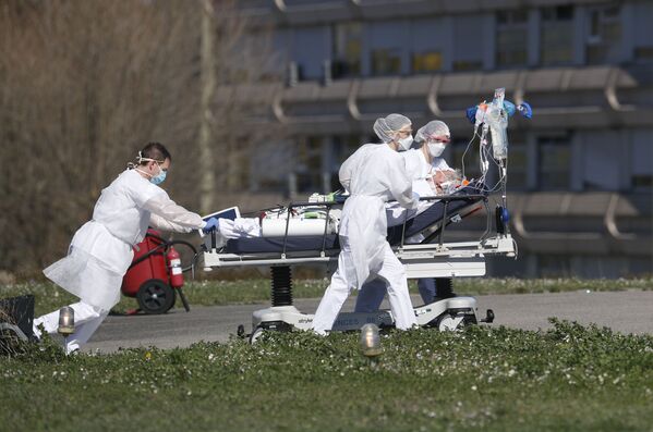 Пациента с COVID-19 экстренно эвакуируют из гражданской больницы в Мюлузе, восточная Франция - Sputnik Lietuva