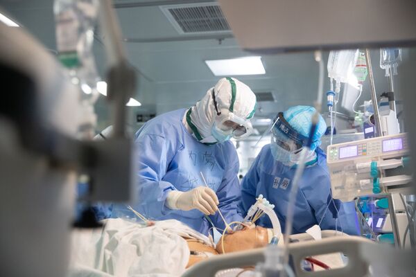 Медики работают с пациентом в больнице в Ухане - Sputnik Lietuva