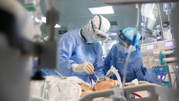 Медики работают с пациентом в больнице в Ухане - Sputnik Литва