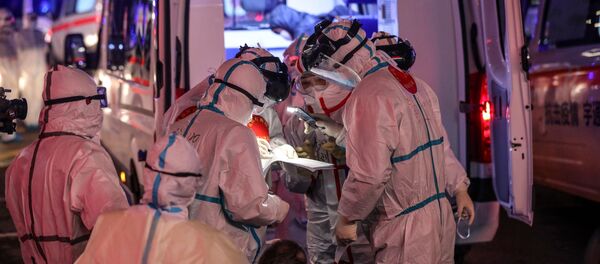 Медицинский персонал перевозит инфицированных коронавирусом пациентов Медицинский персонал перевозит инфицированных коронавирусом пациентов - Sputnik Литва