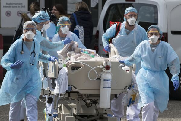 Медики доставляют пациента к медицинскому вертолету в больнице Эмиля Мюллера в Мюлузе, восточная Франция - Sputnik Lietuva
