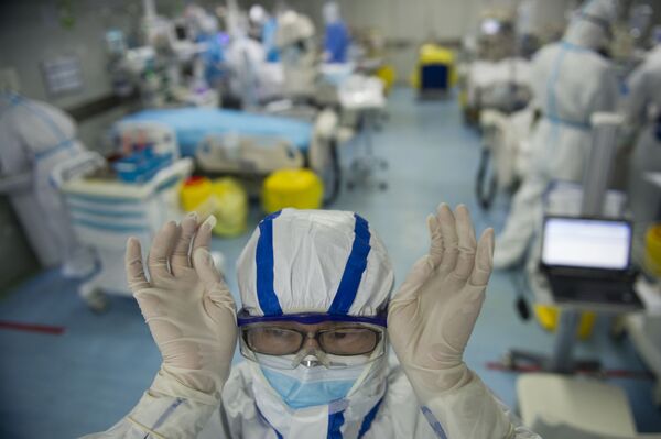 Медсестра поправляет очки в отделении интенсивной терапии - Sputnik Lietuva