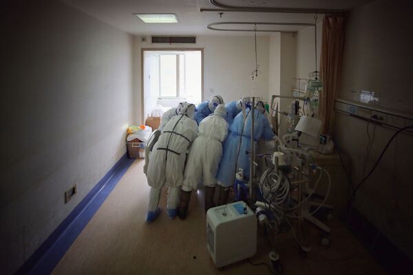 Медицинский персонал возле пациента, инфицированного коронавирусом - Sputnik Lietuva