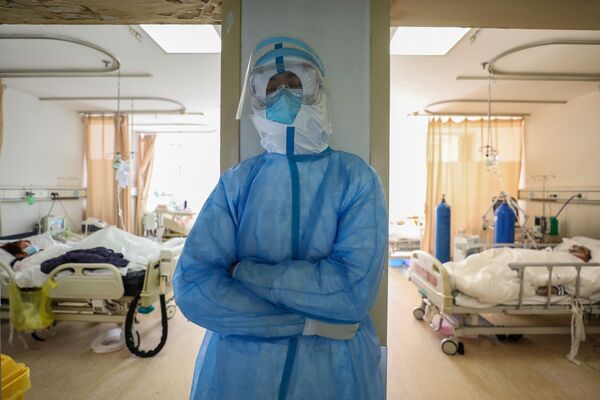Медицинский работник отдыхает в изоляторе больницы Красного Креста в Ухане  - Sputnik Lietuva
