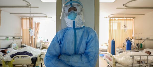 Медицинский работник отдыхает в изоляторе больницы Красного Креста в Ухане  - Sputnik Литва