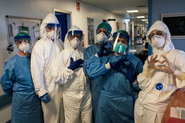Группа медработников позируют перед началом их ночной смены в больнице Кремона, к юго-востоку от Милана - Sputnik Lietuva