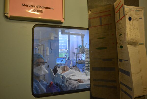 Медсестра во время лечения пациента с COVID-19 в отделении интенсивной терапии в больнице Биша на севере Парижа - Sputnik Lietuva