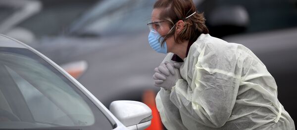 Медсестры проводят скрининг пациентов на тестирование вируса COVID-19 Медсестры проводят скрининг пациентов на тестирование вируса COVID-19 - Sputnik Lietuva