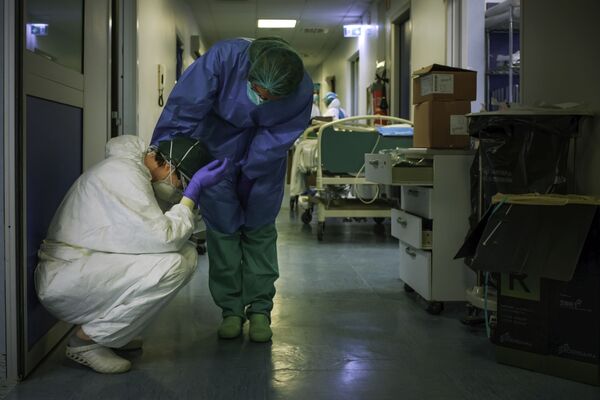 Итальянские медсестры пытаются успокоить друг друга в момент отчаяния - Sputnik Lietuva
