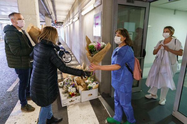 Флористы дарят цветы работникам здравоохранения после смены у больницы Бургоса - Sputnik Lietuva