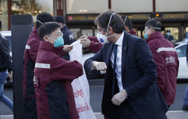 Медиков из Китая, прилетевших на помощь, встречают в Милане - Sputnik Lietuva