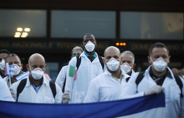 Медики из Кубы, прилетевшие на помощь, по прибытии в аэропорт Мальпенса в Милане, Италия - Sputnik Lietuva