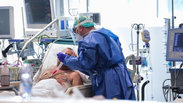 Врач осматривает пациента в новом отделении интенсивной терапии больницы в Брешиа в Ломбардии - Sputnik Lietuva