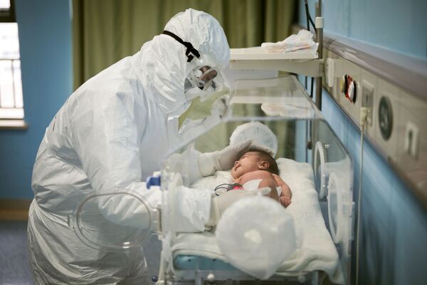 Врач с маленьким ребенком, заразившимся коронавирусом - Sputnik Lietuva