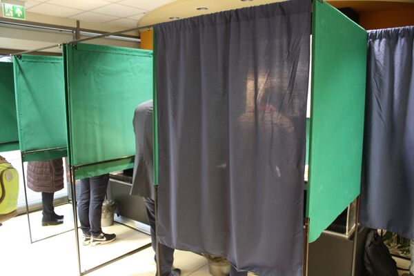 Заполнять бюллетени для голосования нужно только в кабинке для тайного голосования. Заполнение в других местах запрещено. - Sputnik Литва