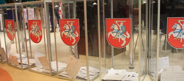 Урны для бюллетеней - прозрачные для того, чтобы исключить возможные вбросы нескольких бюллетеней одновременно Урны для бюллетеней - прозрачные для того, чтобы исключить возможные вбросы нескольких бюллетеней одновременно - Sputnik Lietuva
