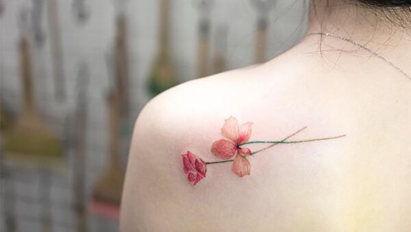 Татуировка на плече девушки - Sputnik Lietuva