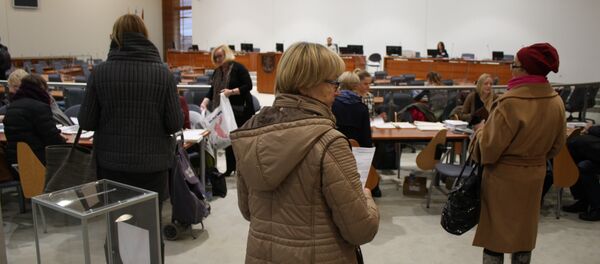 Избиратели в очереди на получение бюллетеней Избиратели в очереди на получение бюллетеней - Sputnik Литва