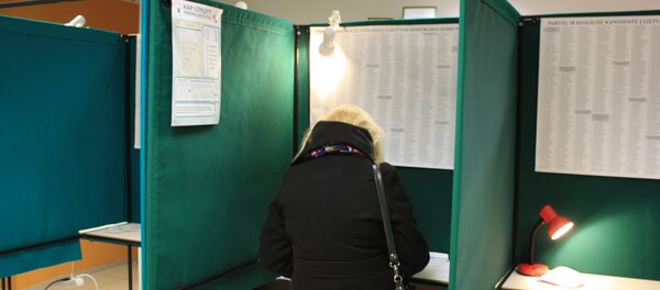 Избирательница заполняет бюллетень - Sputnik Lietuva
