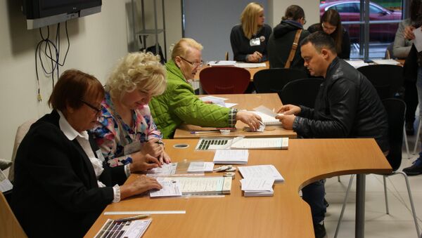 Члены избиркома на избирательном участке - Sputnik Литва