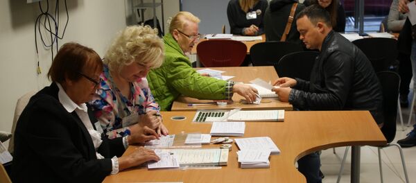 Члены избиркома на избирательном участке - Sputnik Литва