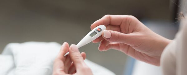 Термометр в руках женщины, архивное фото Термометр в руках женщины, архивное фото - Sputnik Lietuva