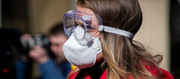Литовская журналистка в респираторе и защитных очках - Sputnik Литва