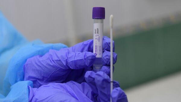 Пробирка с тестом на коронавирус в медицинской лаборатории - Sputnik Lietuva