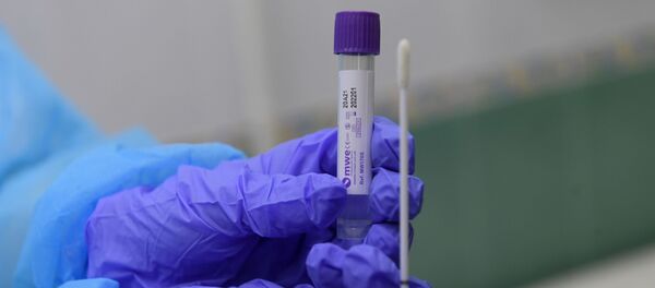 Пробирка с тестом на коронавирус в медицинской лаборатории - Sputnik Литва