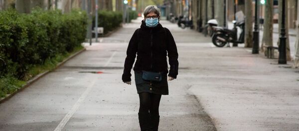 Девушка в медицинской маске в центре Барселоны Девушка в медицинской маске в центре Барселоны - Sputnik Lietuva